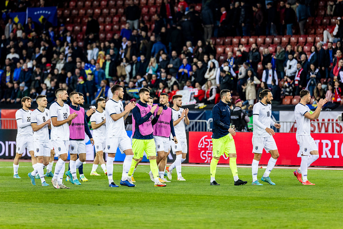 双方决战攻防较量,谁能在赛场上立于不败 双方决战攻防较量,谁能在赛场上立于不败