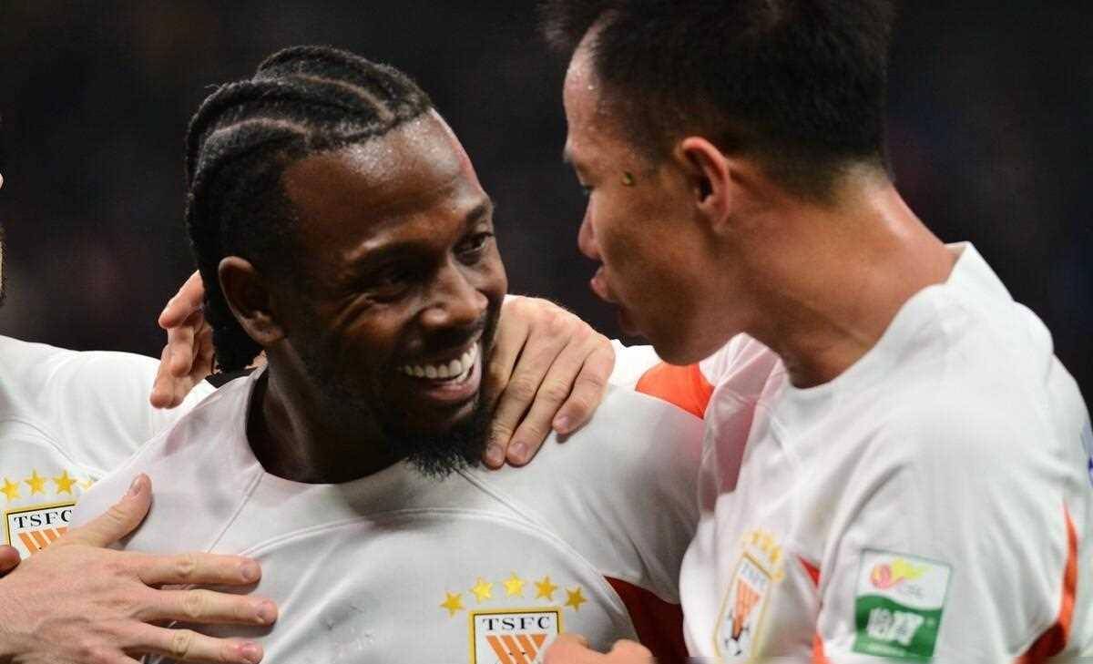 绿茵场上悬念丛生，热门对决引发球迷狂热！的简单介绍