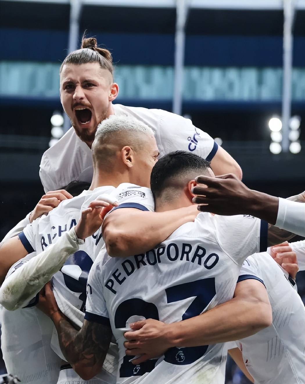 爱游戏体育官网-法兰克福客场失利，德甲前四席位动摇