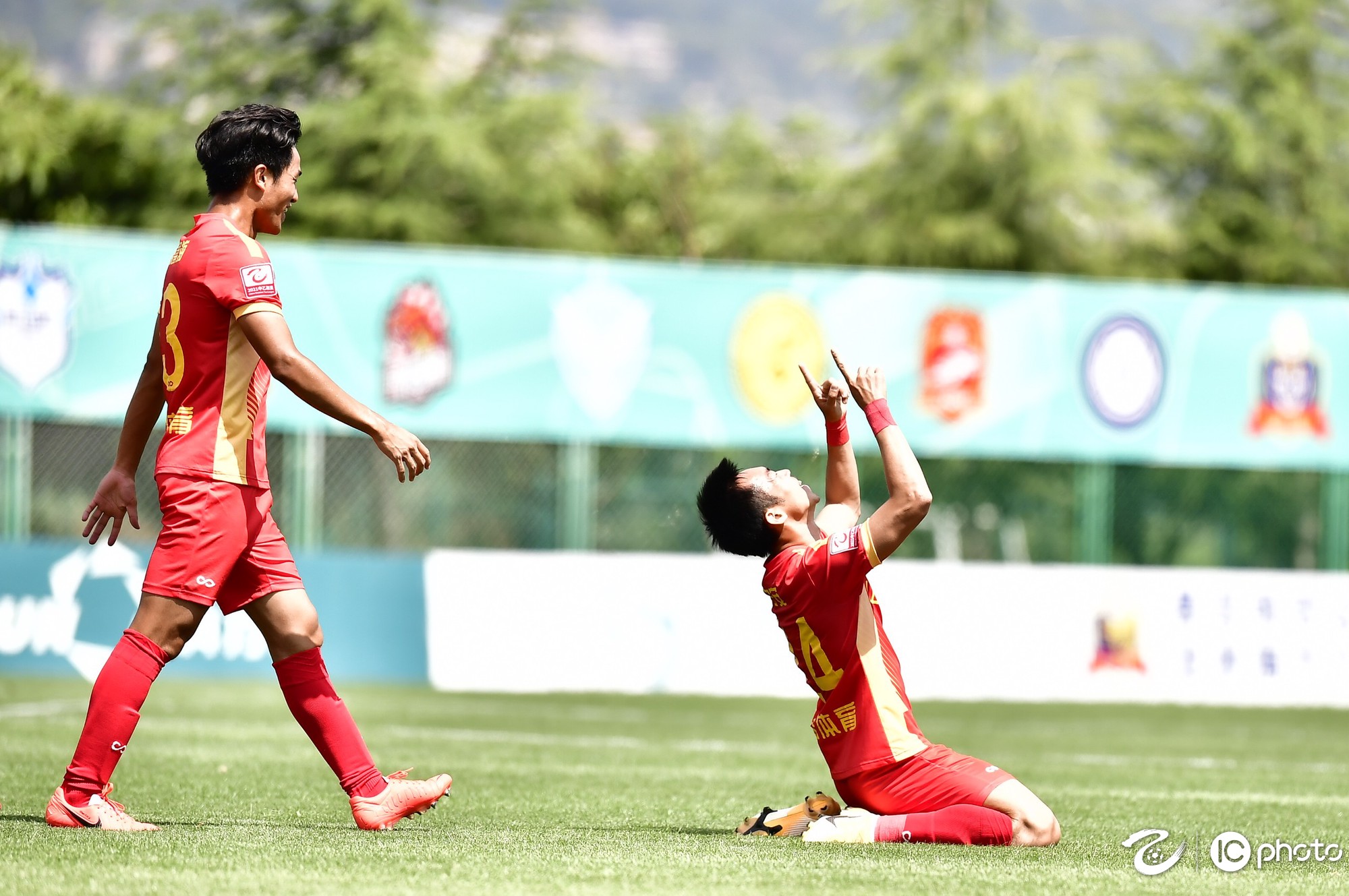 爱游戏在线登录-包含里昂中场坚决为球队争胜，引领士气高昂全力拼搏的词条