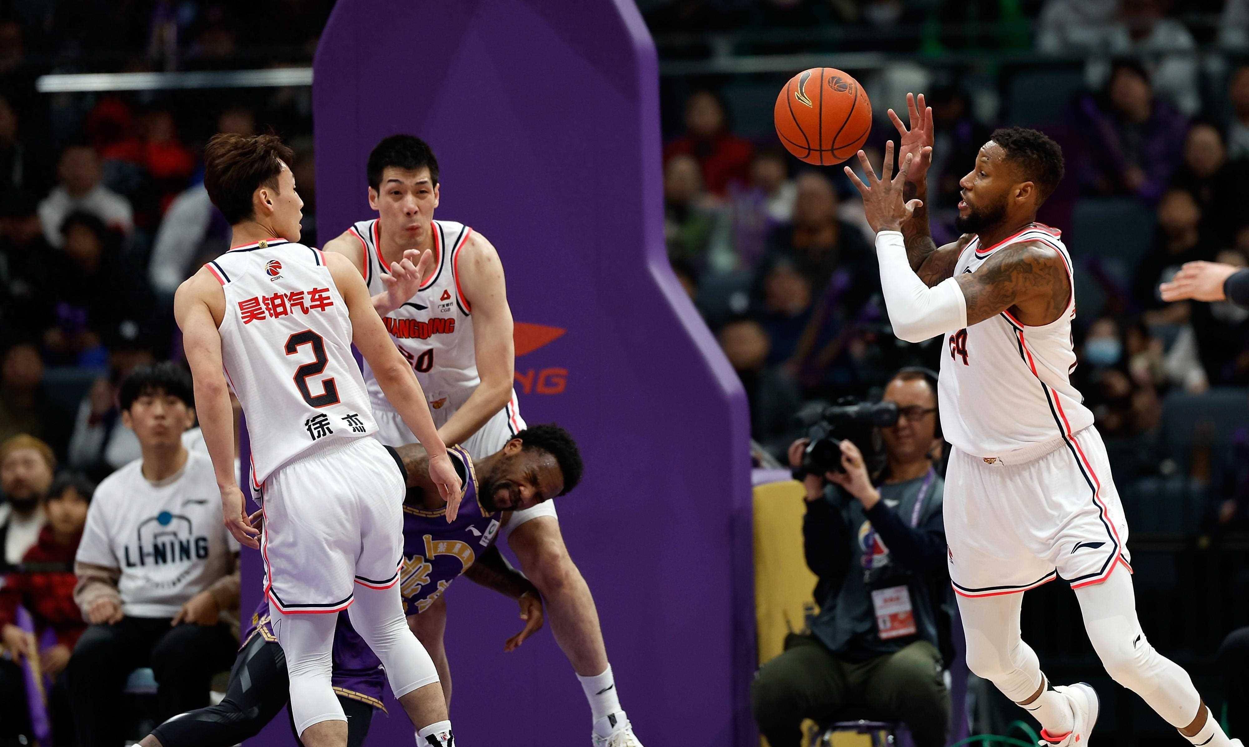 江苏男篮抢得关键胜利,士气高昂 江苏男篮抢得关键胜利,士气高昂