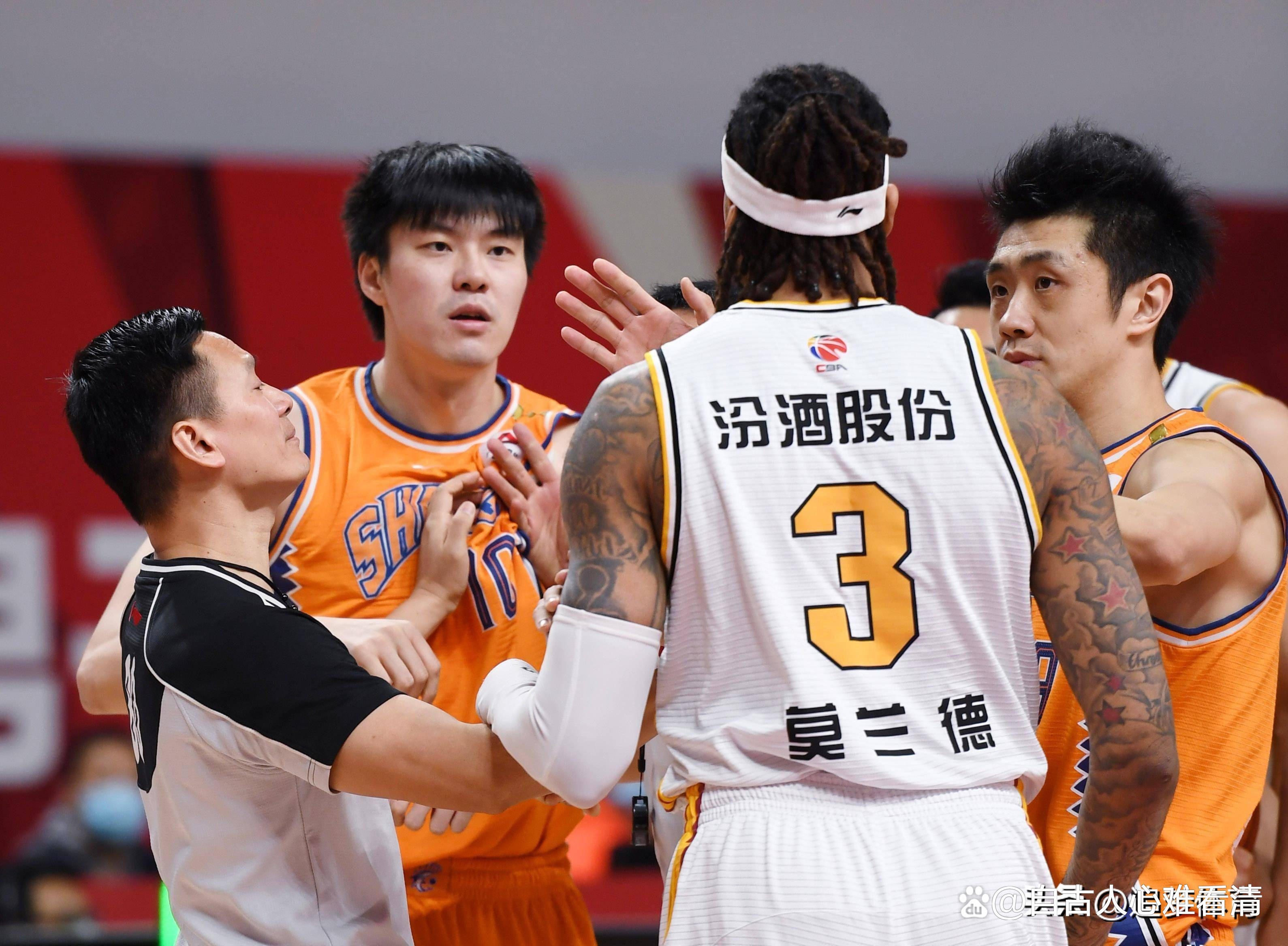 CBA联赛进入白热化，各队互有胜负