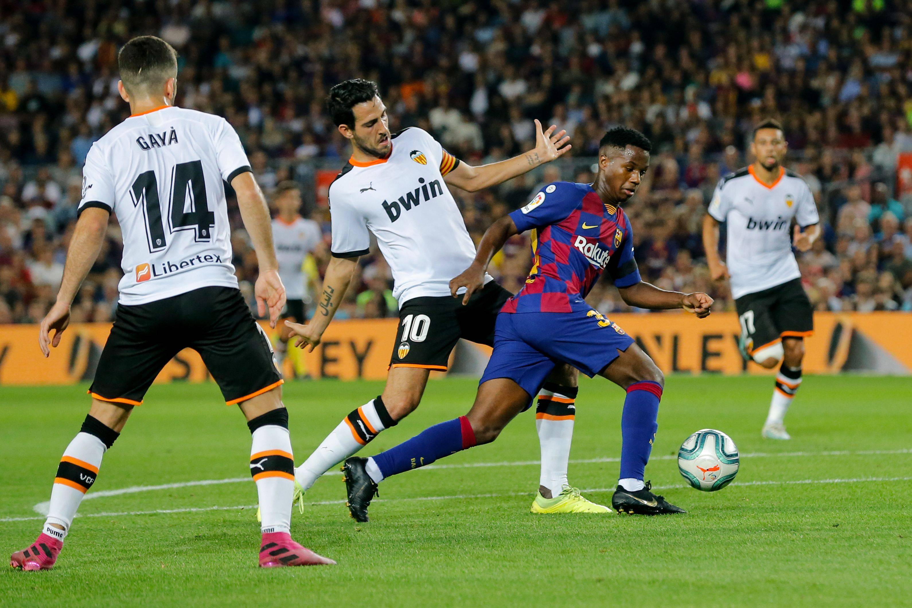 足球比赛精彩纷呈,球员们奋勇拼搏的简单介绍 足球比赛精彩纷呈,球员们奋勇拼搏的简单介绍