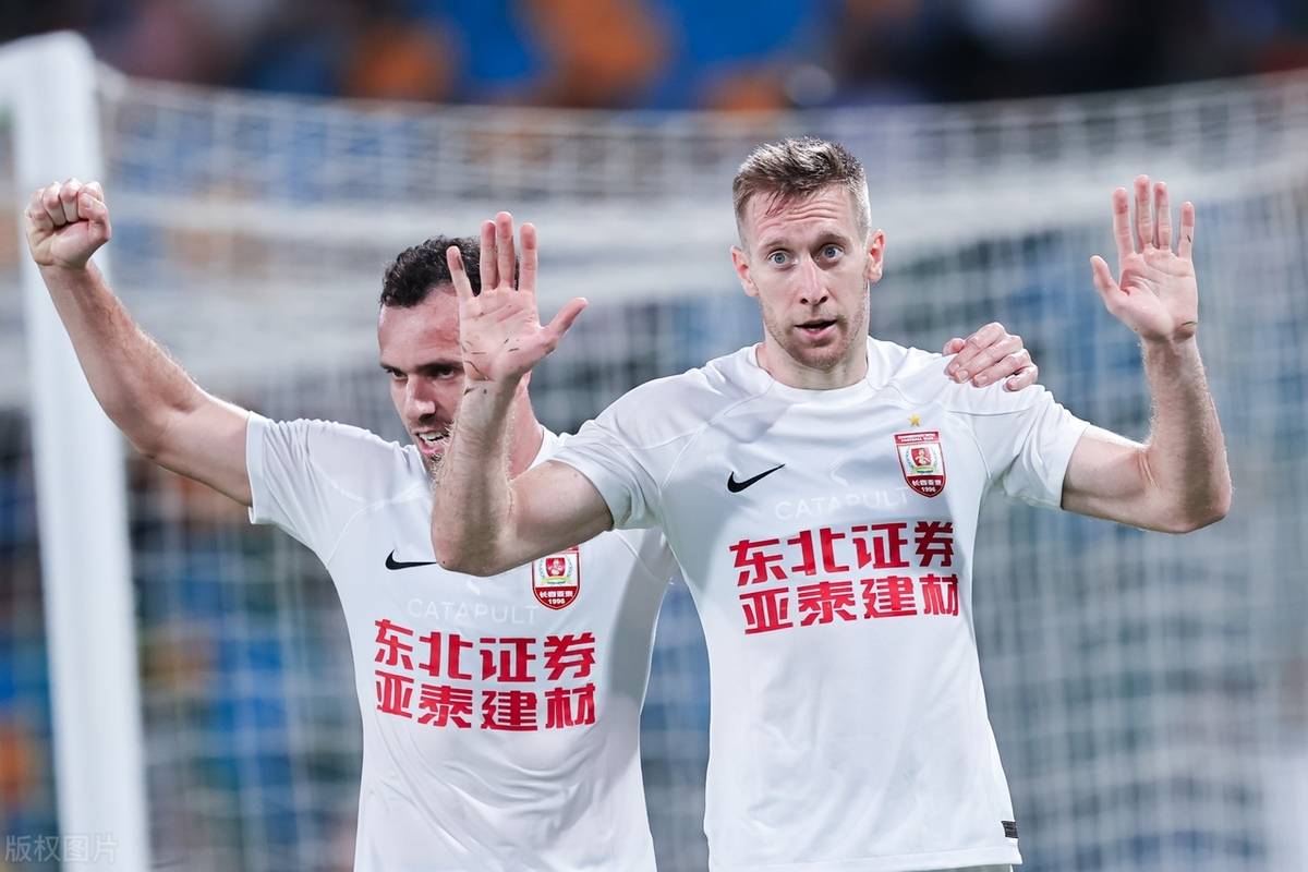 爱游戏入口-足球赛季收官，球员战斗到底