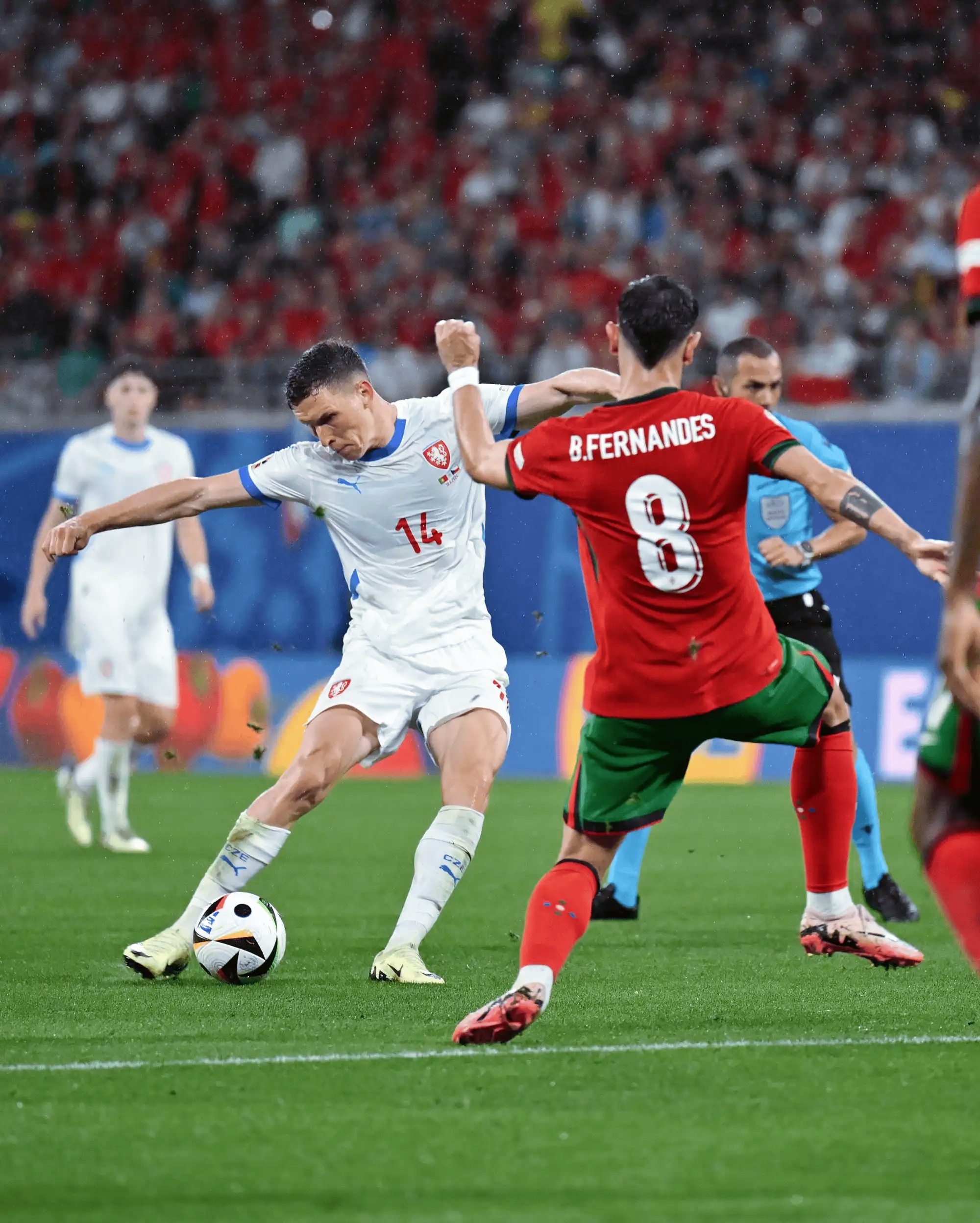 爱游戏在线-欧洲球队揭幕赛惊现大冷门胜出