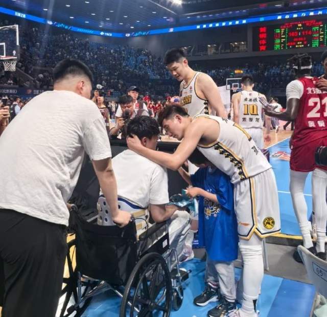 爱游戏入口-包含主力球员受伤退场，后备之人站出来填补漏洞的词条