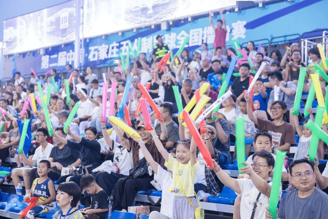 爱游戏-足球比赛赛场上情绪高涨，观众热情呐喊