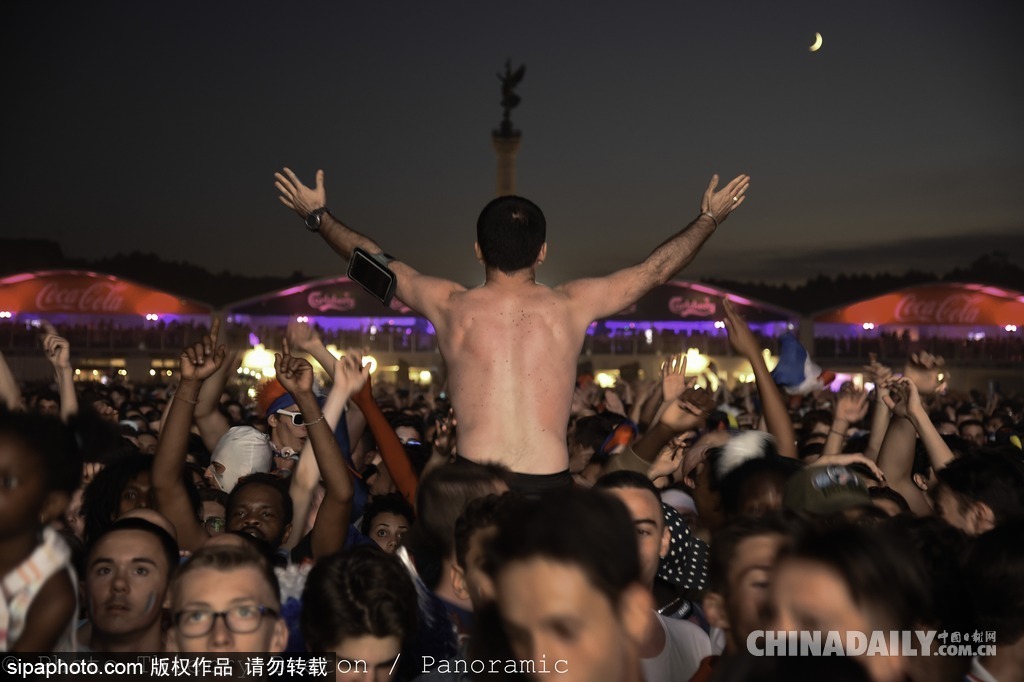 波尔多俱乐部球迷团队举办庆祝活动,声援球队 波尔多俱乐部球迷团队举办庆祝活动,声援球队