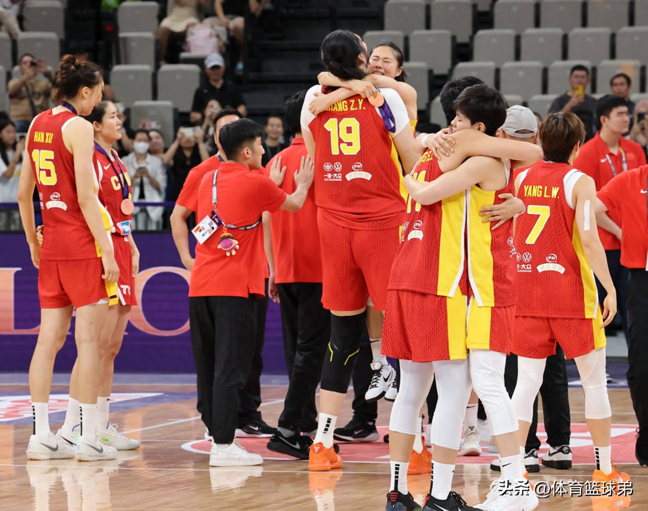 爱游戏中国官网-精彩集锦！球员们精湛技艺打动球迷