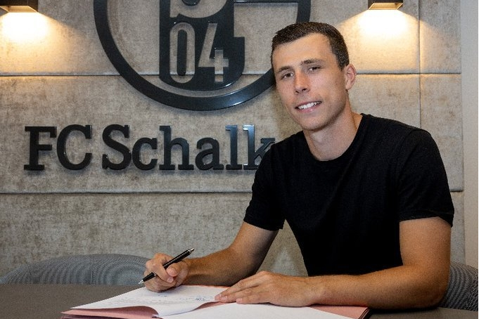 爱游戏官方登录入口-艾森贝格中场频繁突破，造福球队