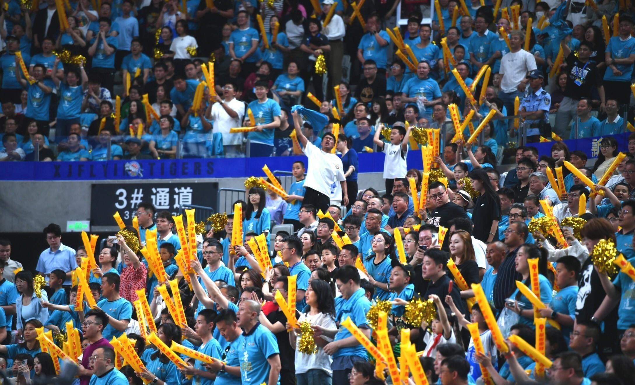 紧张氛围笼罩全场,球迷热情高涨的简单介绍 紧张氛围笼罩全场,球迷热情高涨的简单介绍