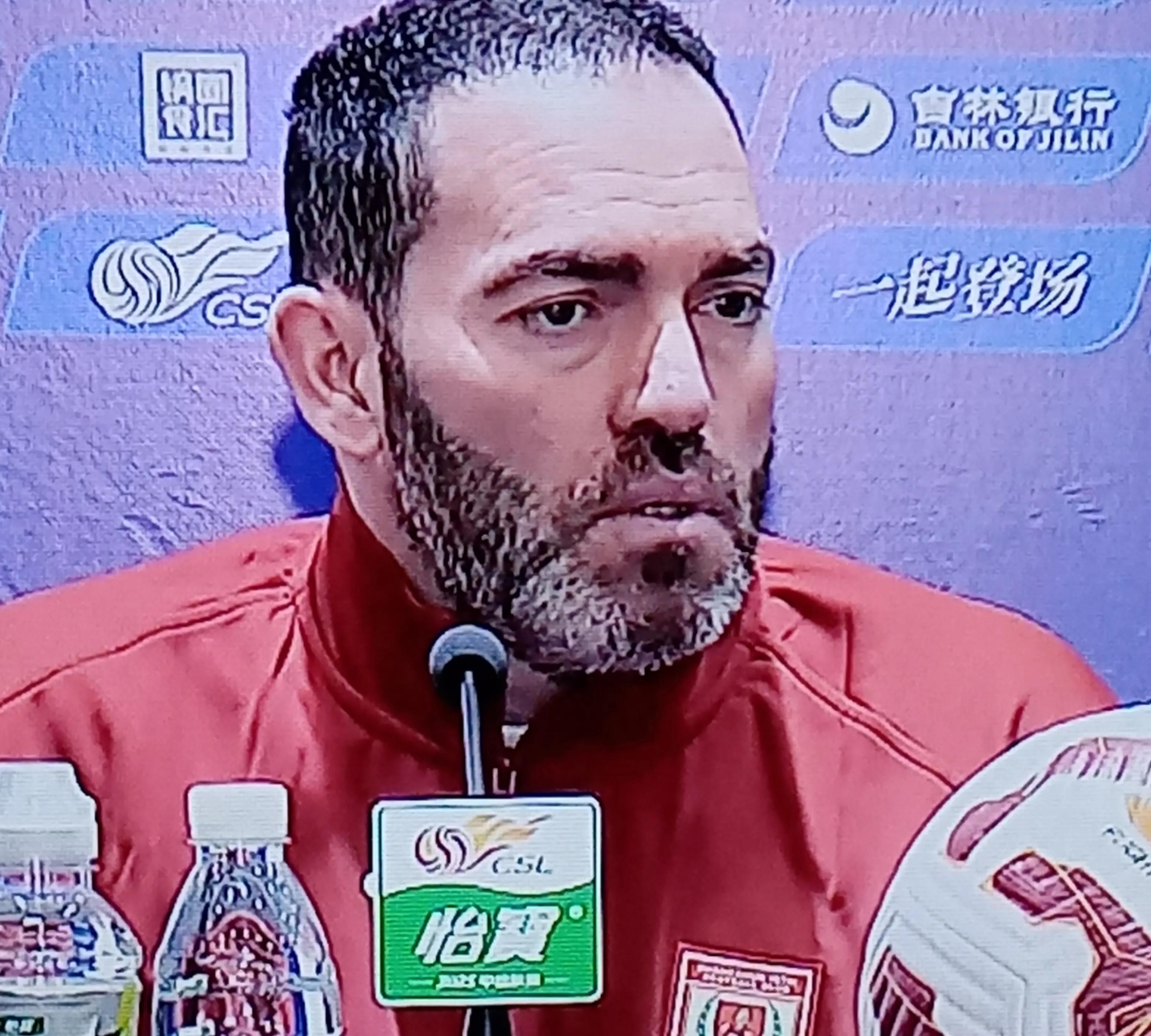 球队主教练在赛后接受采访,对球队表现表示满意的简单介绍 球队主教练在赛后接受采访,对球队表现表示满意的简单介绍