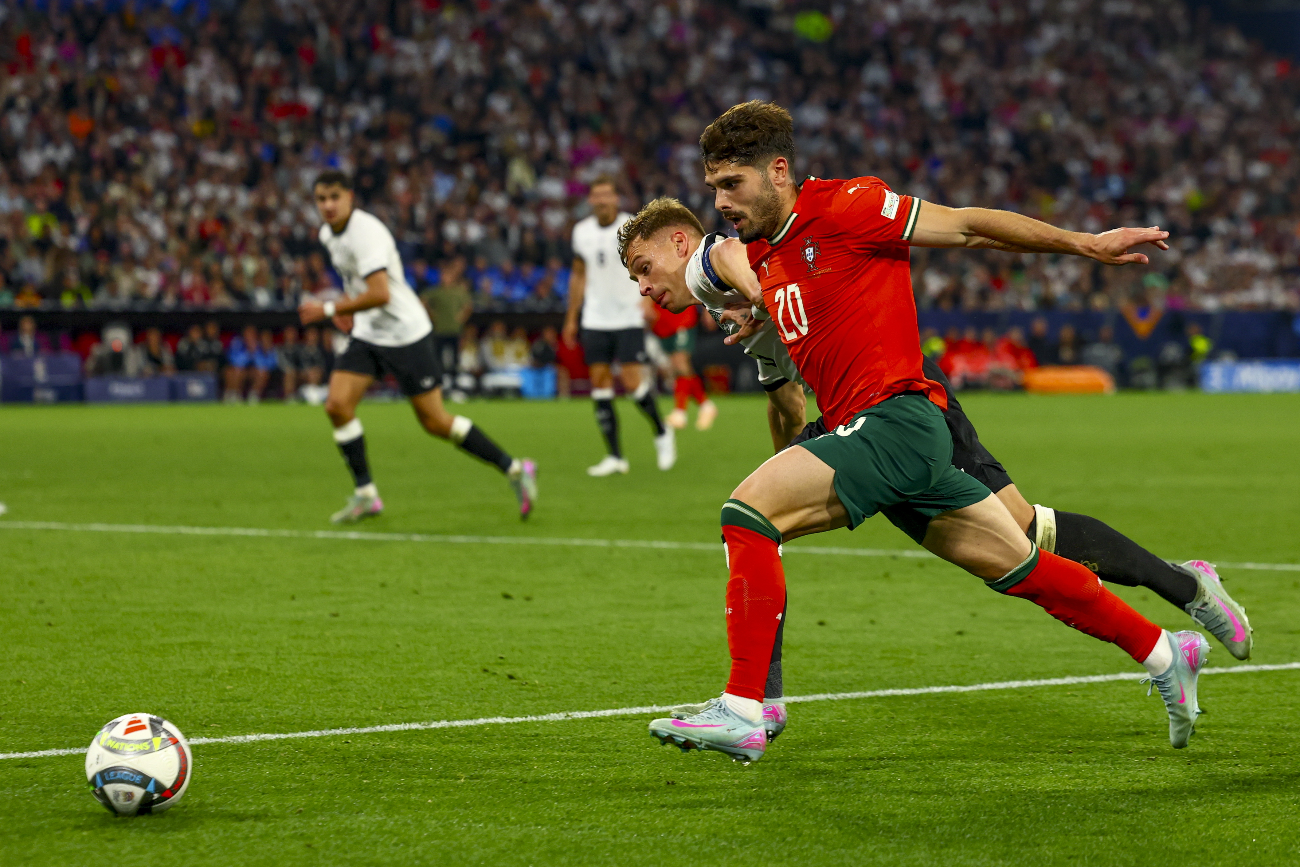 爱游戏在线-欧国联赛成绩起伏不定，球队奋力拼搏的简单介绍