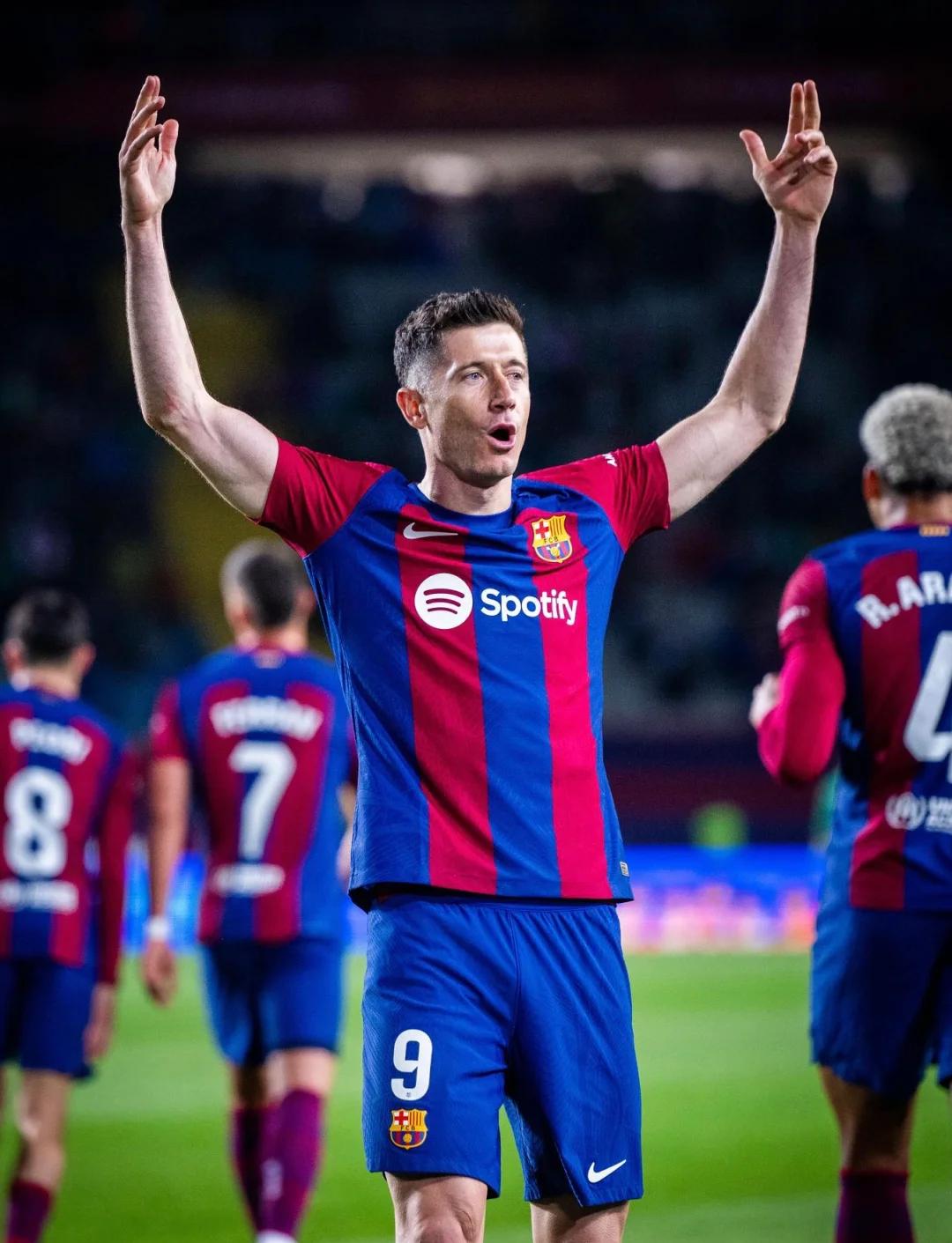 爱游戏官网-瓦伦西亚主场大胜，法兰克福再遭打击