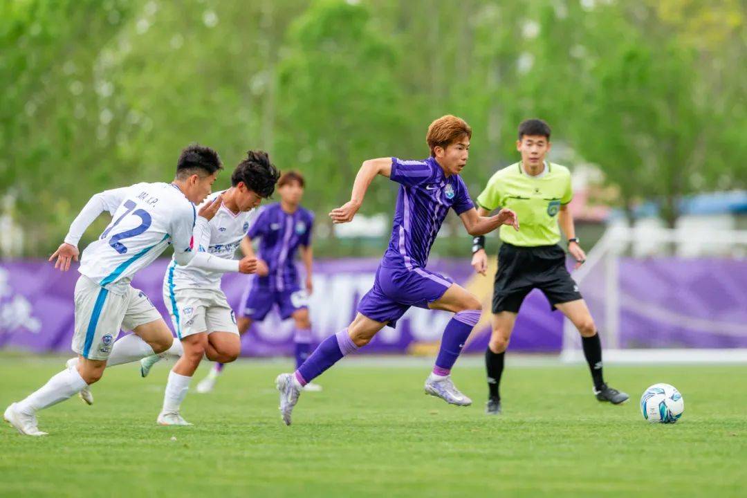 爱游戏-一支球队在最近的比赛中大获全胜