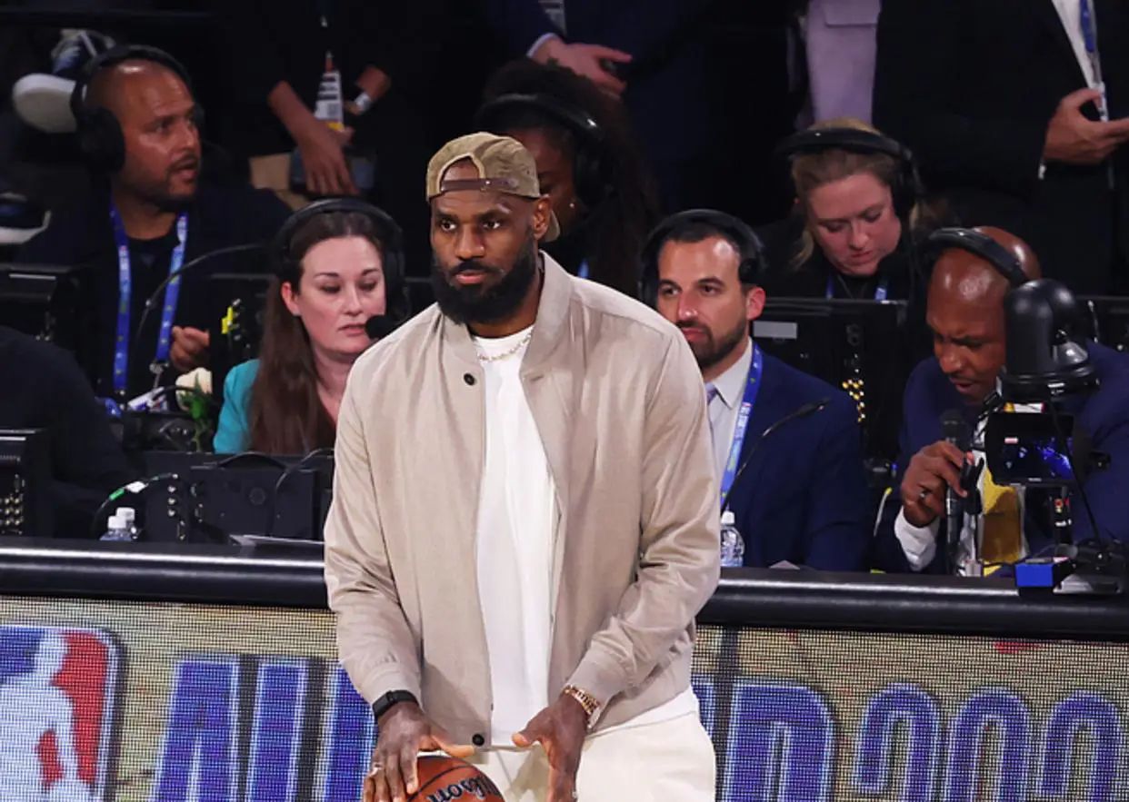 一支球队在最近的比赛中大获全胜 一支球队在最近的比赛中大获全胜