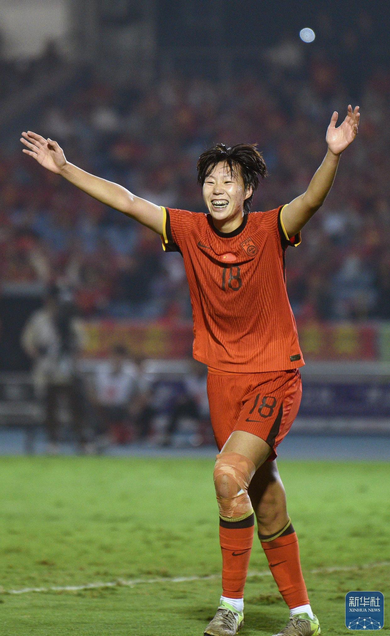 中国女足努力比赛，赢得成功