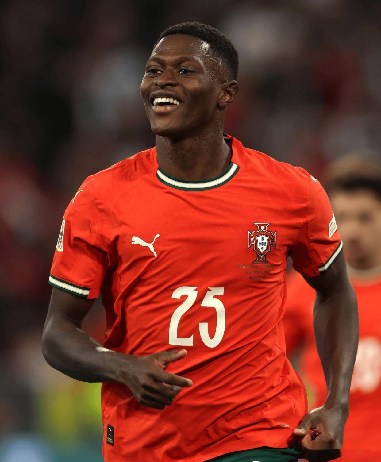 爱游戏网页版-欧国联比赛中球员表现亮眼，成为焦点人物