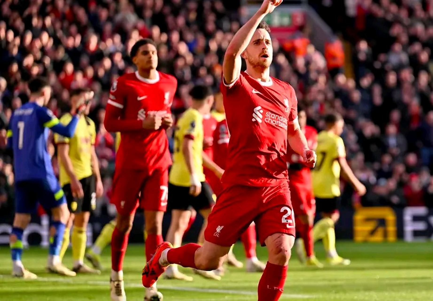 爱游戏-利物浦客场大胜，领跑英超榜首