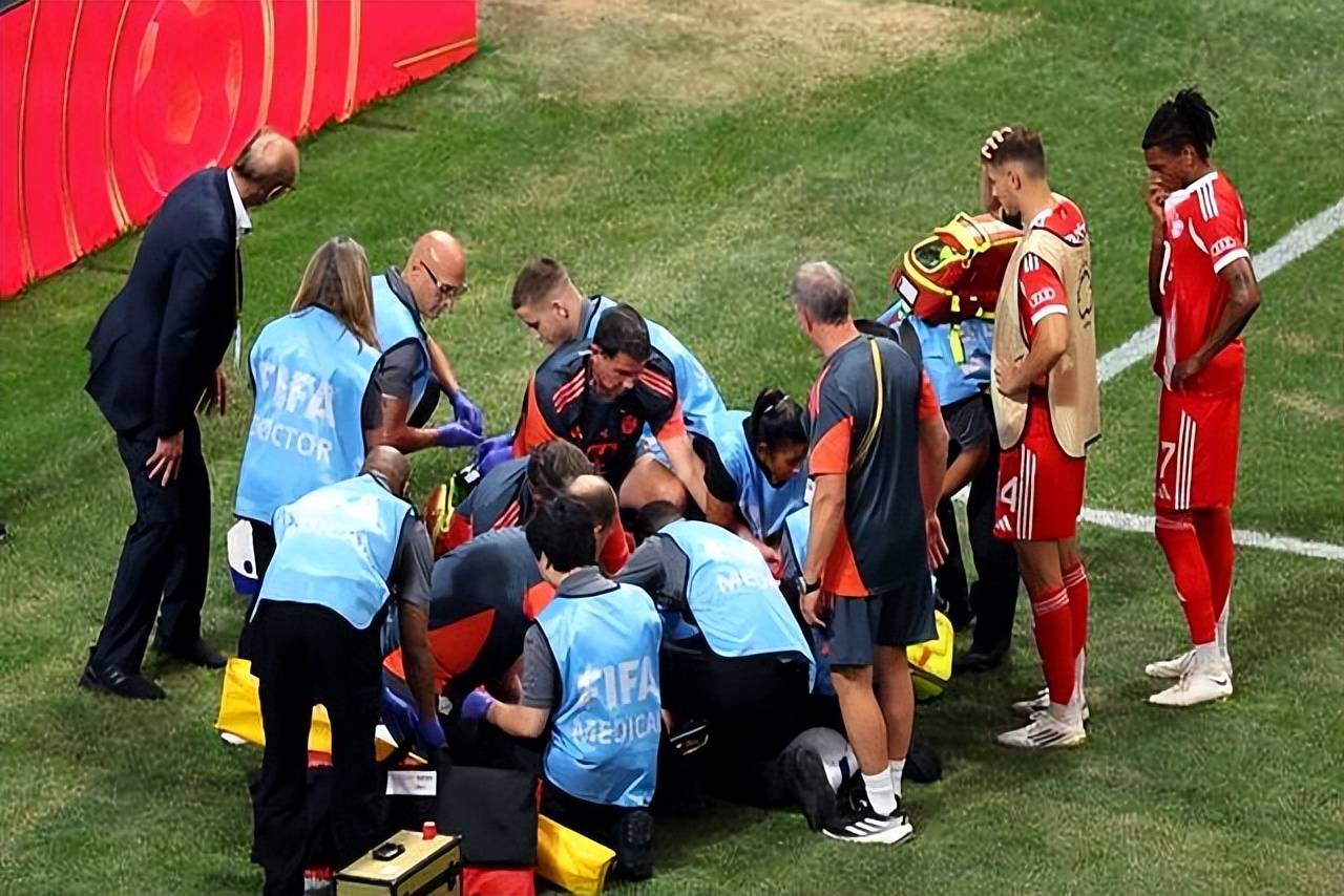 爱游戏app下载-足球比赛中出现意外伤病，球员需接受治疗的简单介绍