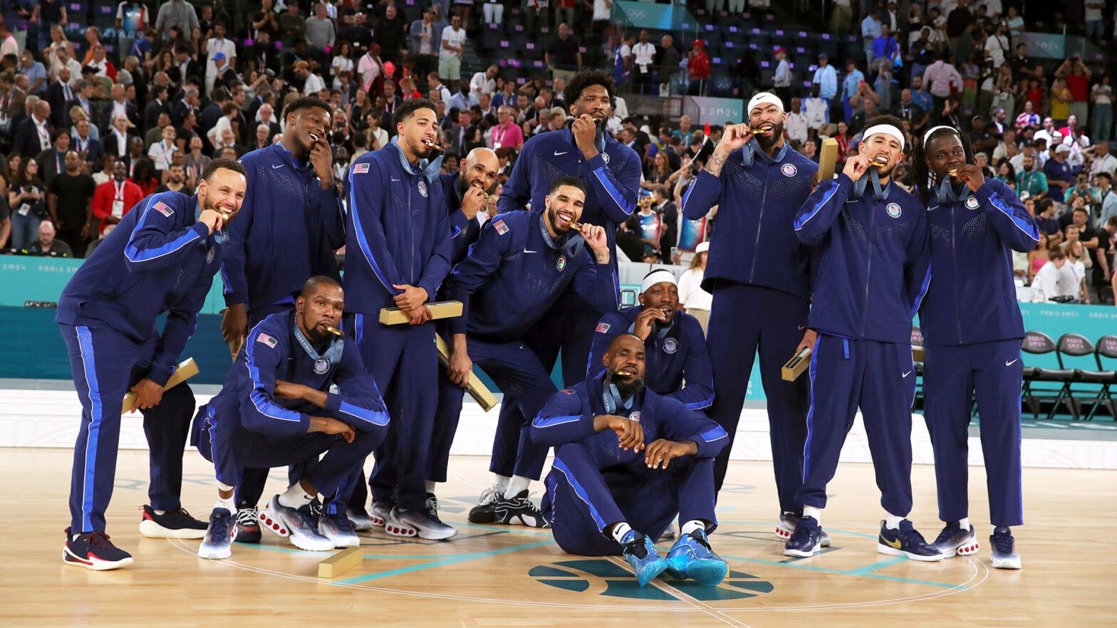 爱游戏官方入口-快船队员集体训练备战季后赛